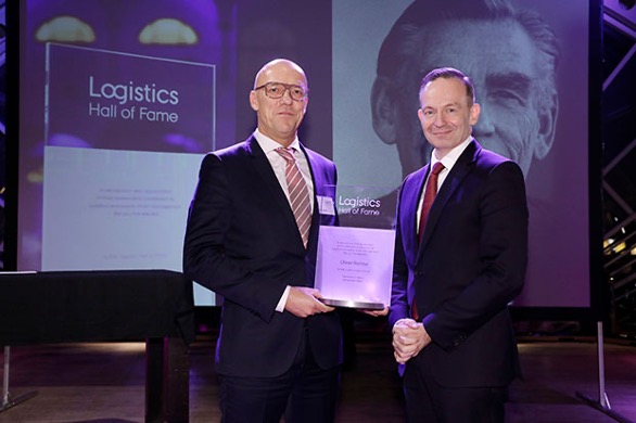 Volker Sdunzig, (then) SVP of CHEP Central and Eastern Europe, receiving the Logistics Hall of Fame award on behalf of Mr Richter and CHEP from German Minister for Digital Affairs and Transport, Dr. Volker Wissing in November 2022.